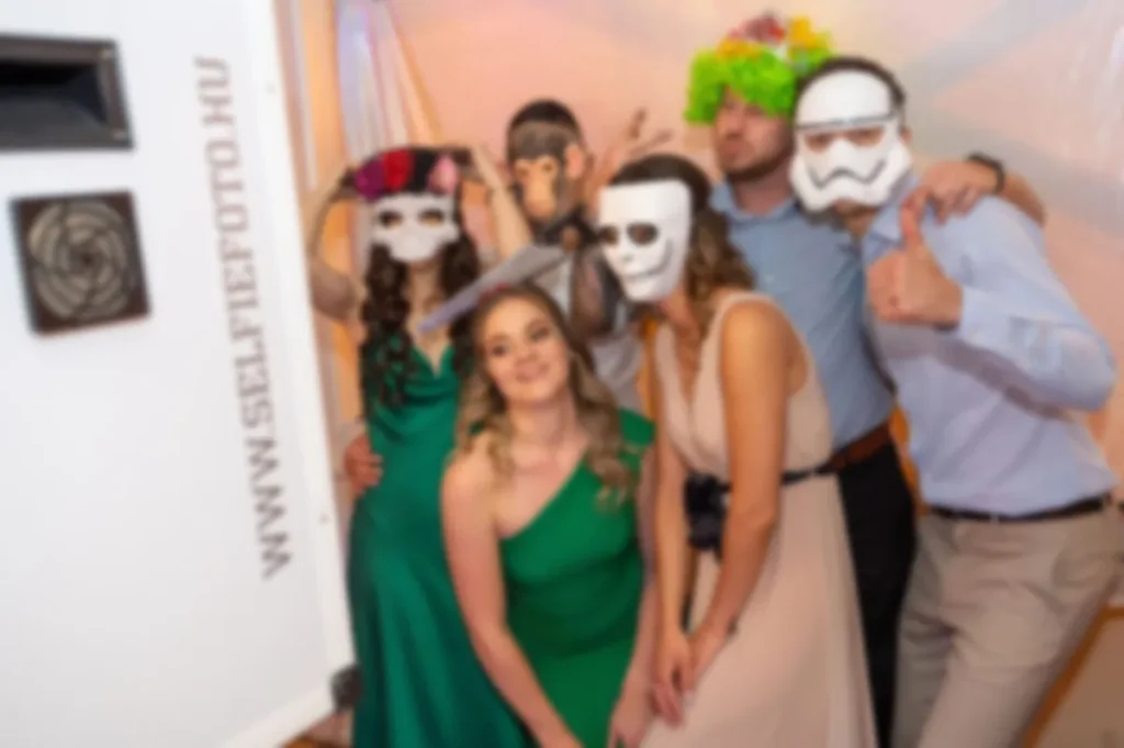 Selfiebox bérlés – vendégek a fotóautomata előtt egy lagziban (selfiefoto.hu)